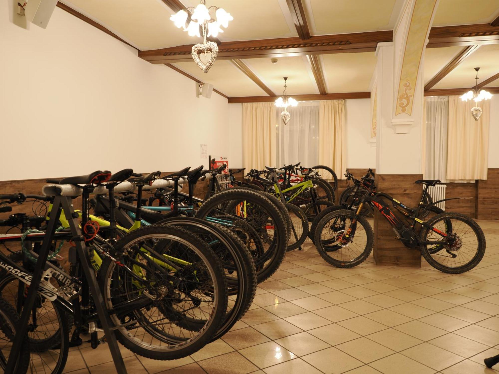 Hotel Europa Molveno Bagian luar foto
