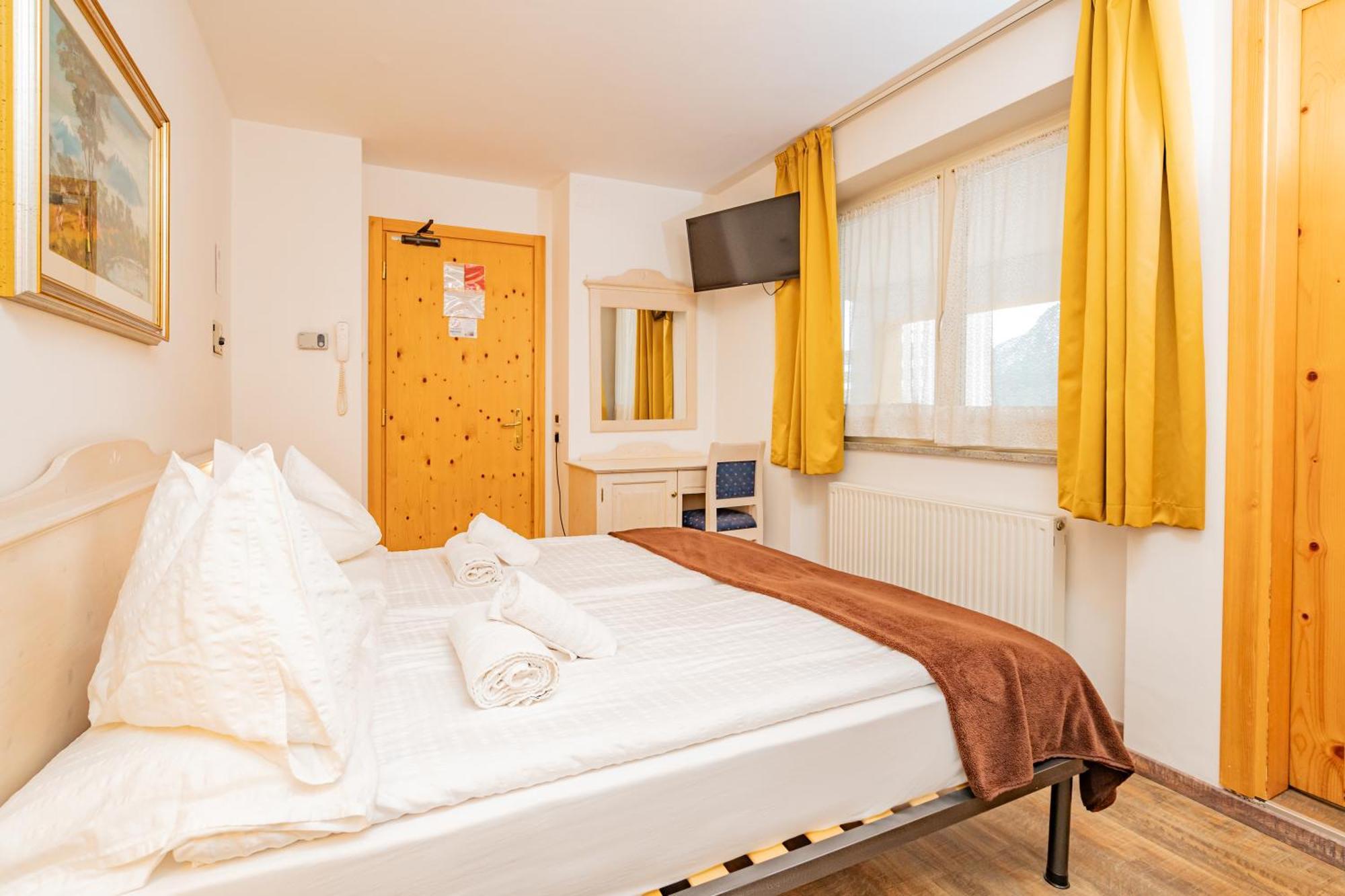 Hotel Europa Molveno Bagian luar foto
