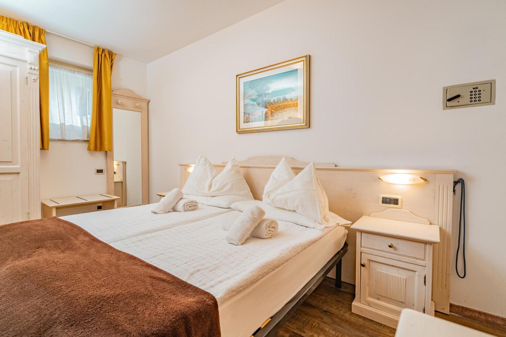 Hotel Europa Molveno Bagian luar foto