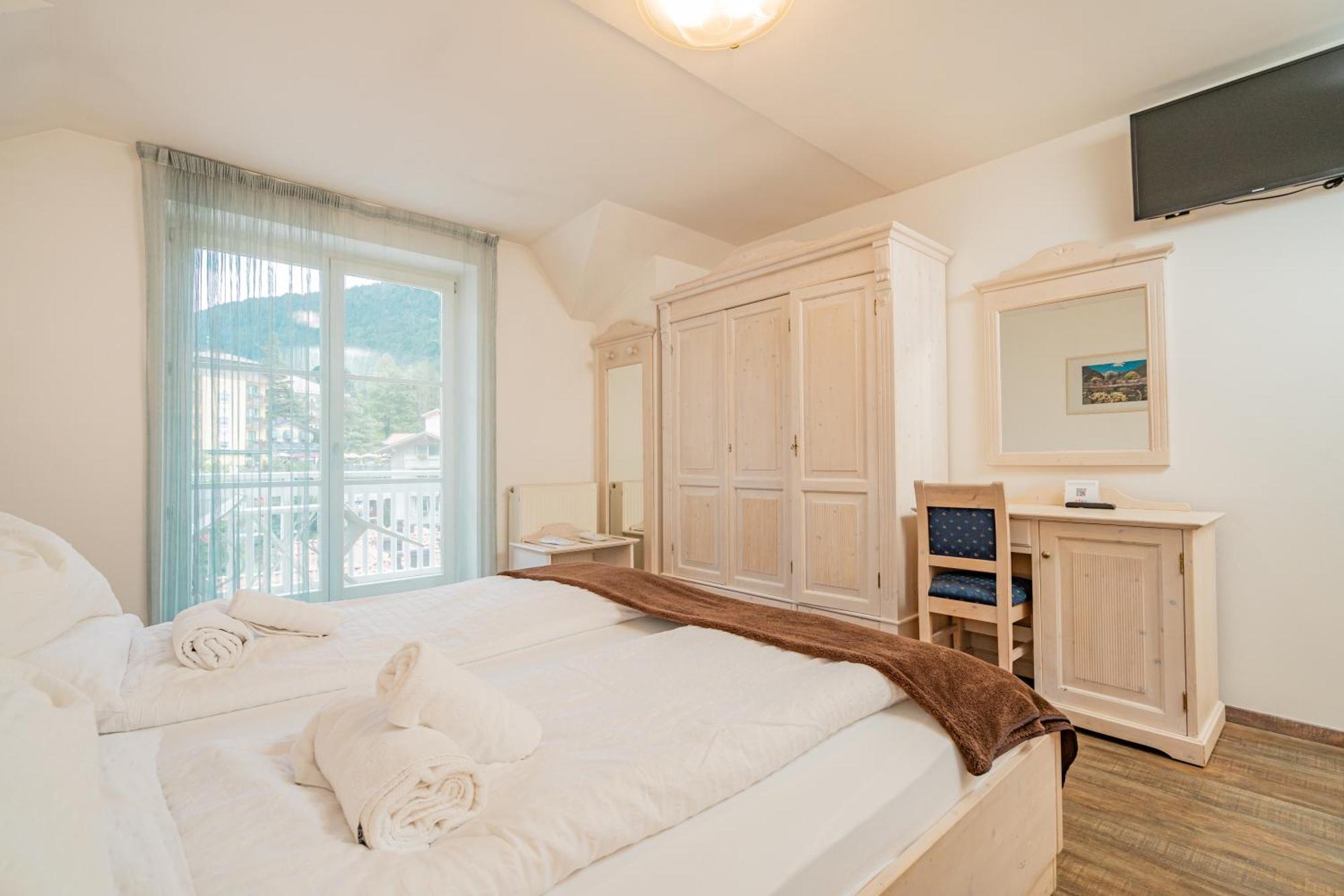 Hotel Europa Molveno Bagian luar foto