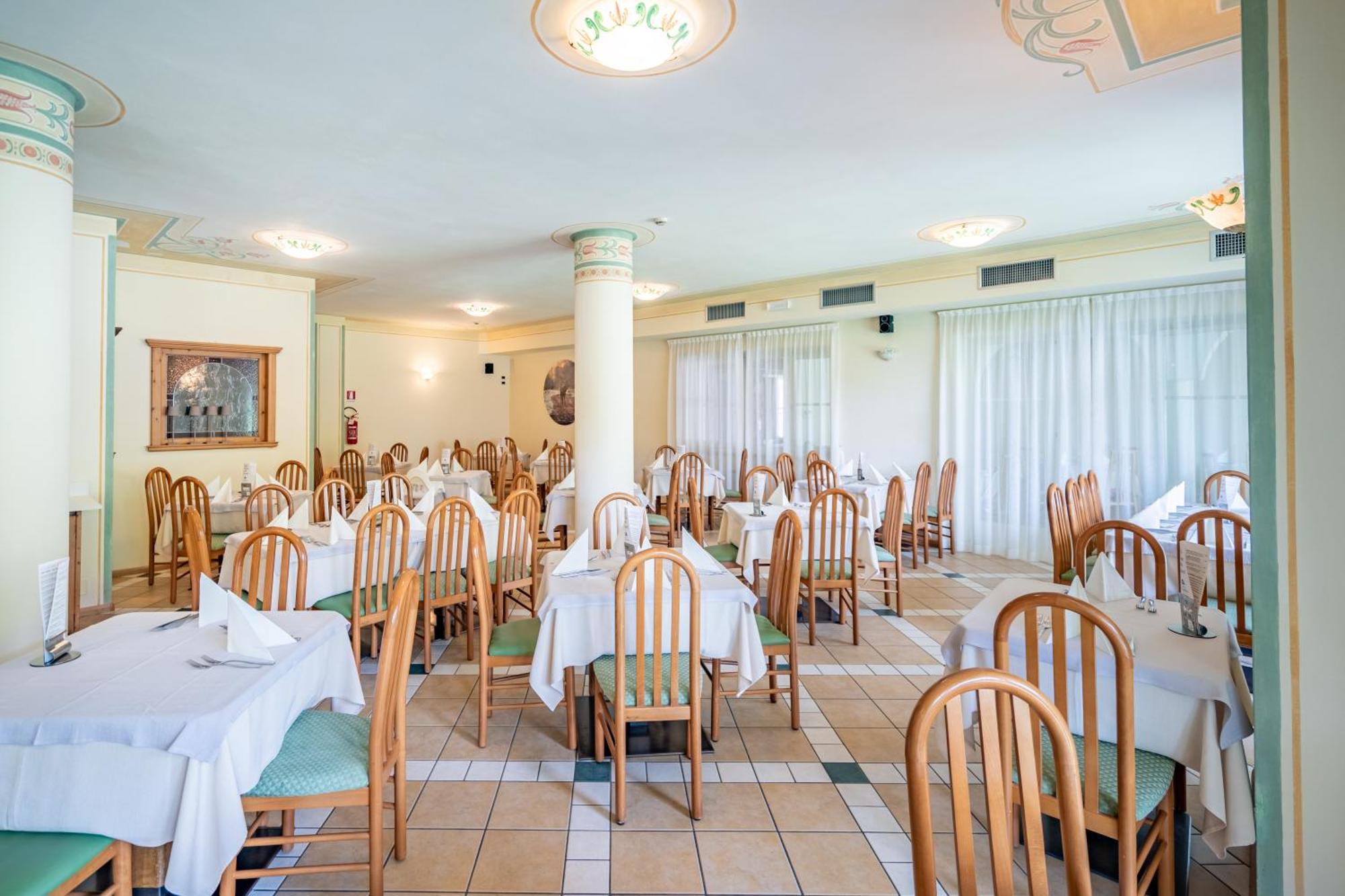 Hotel Europa Molveno Bagian luar foto